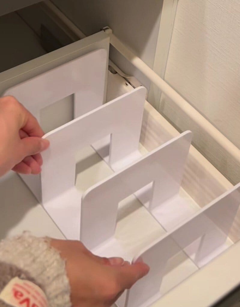 【100均収納】ダイソーのブックエンドが「じゃない使い方」で活用するアイデア5選。靴やペットボトルなどを整理して日々の片付けをスムーズにし、限られた空間を有効に使う工夫