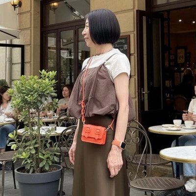【69歳マダム】ブラウンの上品な秋色セットアップ風コーデが素敵　「オレンジの効かせ方がすごくおしゃれ」