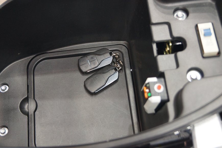 シート下には半キャップ程度のヘルメットが収納可能。多機能なワイヤレスキーが付属。