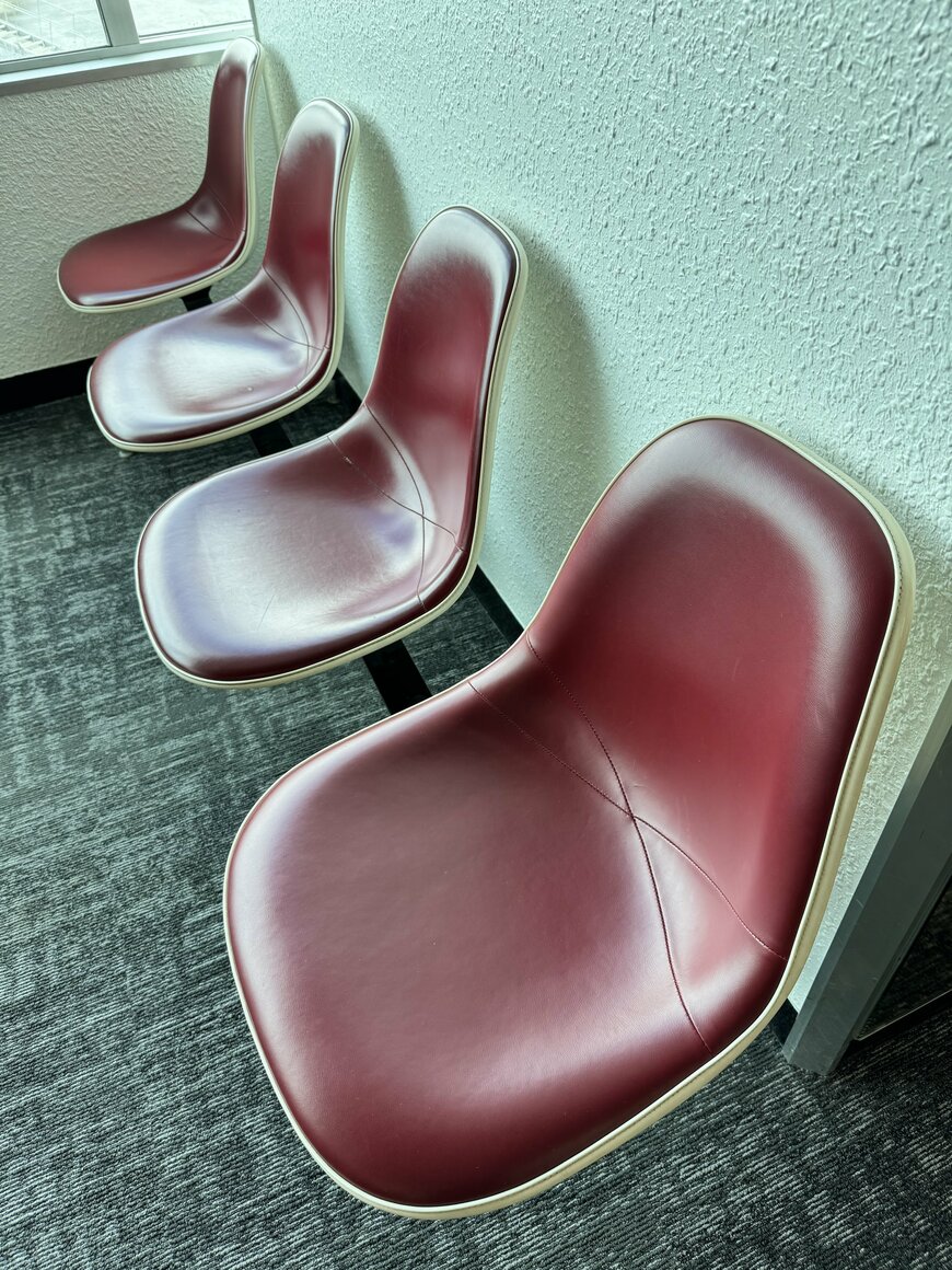 鹿児島空港にあるイームズの椅子