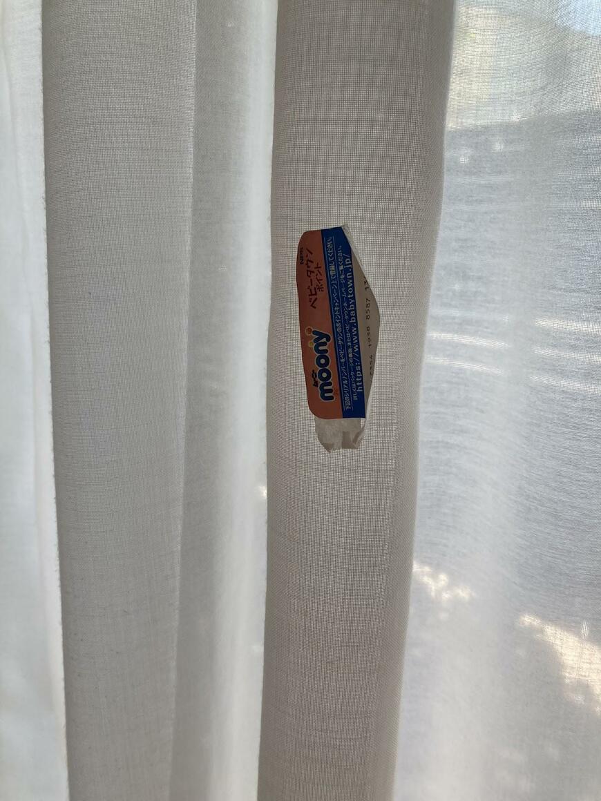 カーテン裏を見てみると…