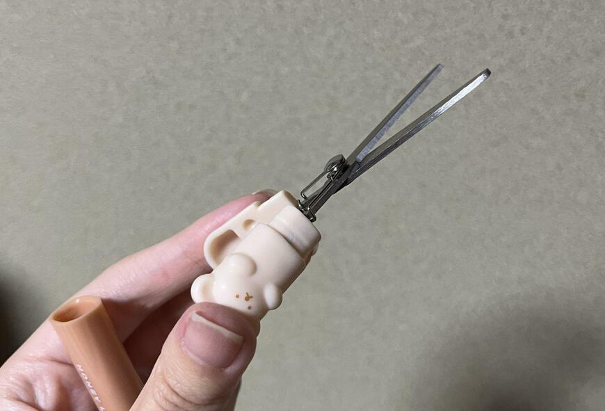 ダイソー、コンパクトキャップ付ハサミ（ベージュ）