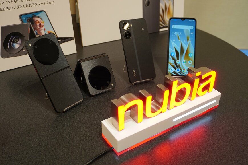 机の上に並べられたスマートフォンの写真