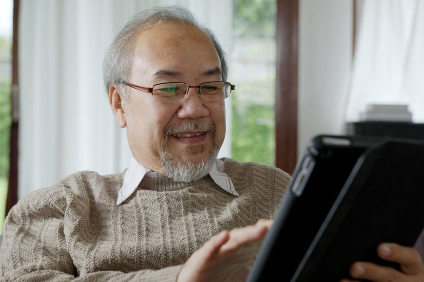喜ぶ男性の写真