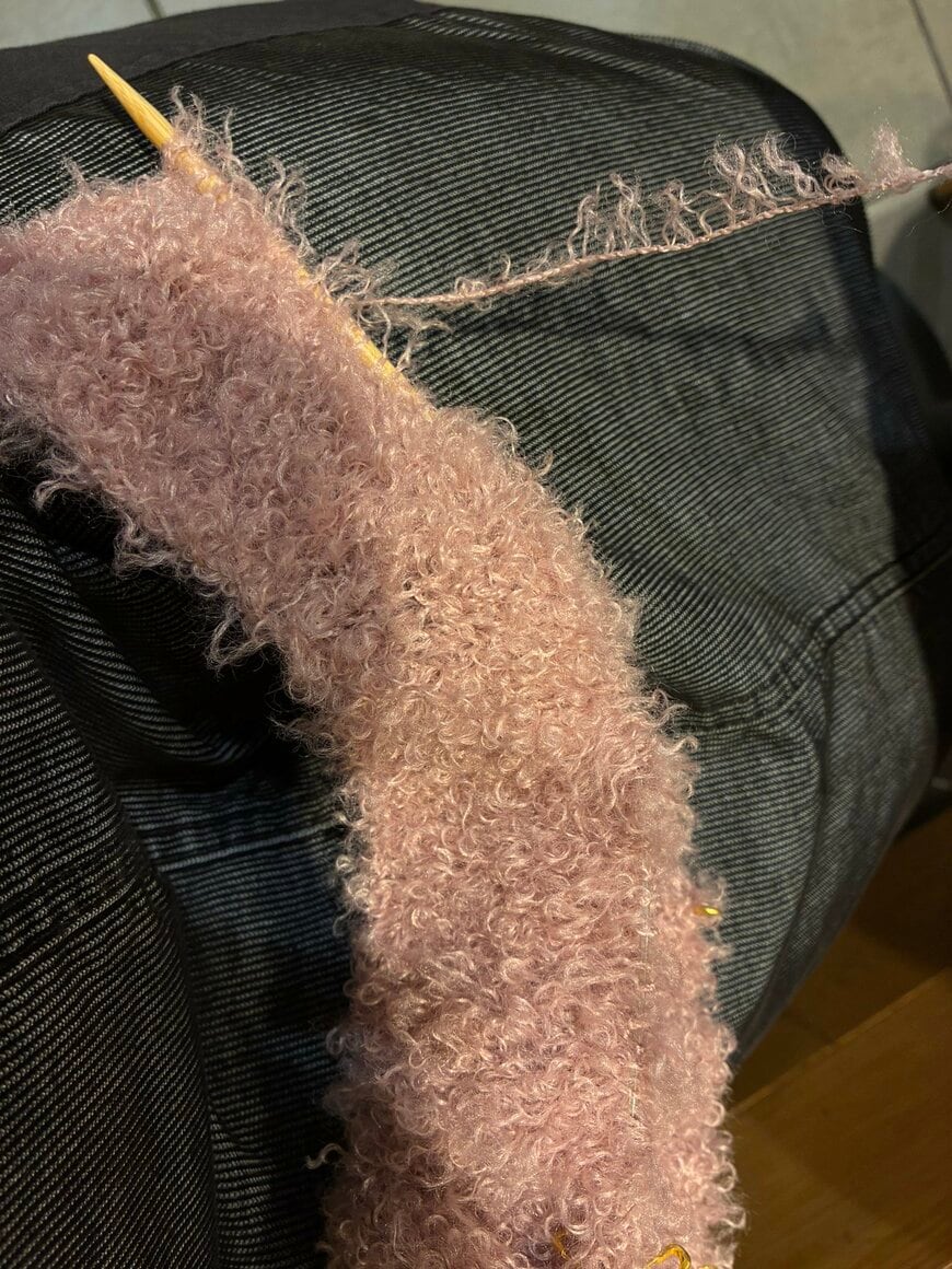 編みかけのカーディガン