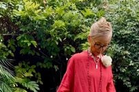 【60代女性】鮮やかな赤ワンピースで楽しむ夏コーデ！シルバーアクセサリーで自分らしさをプラス