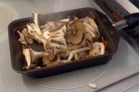 2児の母が夫に作る「豚ときのこのオイマヨ炒め弁当」　ギュウギュウに詰められた一品が最高すぎる…