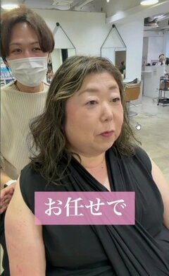 美容師にお任せをした女性 カットで丸みのあるミディアムにスタイルチェンジ「すごく似合ってる」