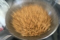 【写真撮るの下手すぎて】焼きそばを撮ったはずが「戦闘開始」にしか見えない写真に反響