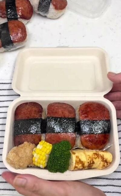完成したスパムおにぎり弁当