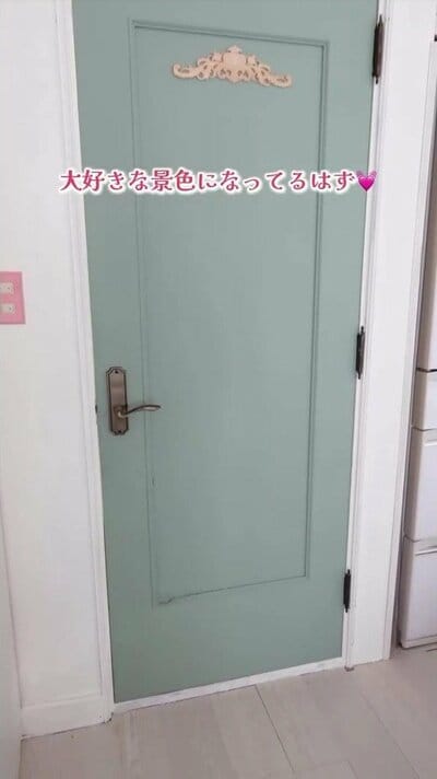 モールディングを飾った大人かわいいグリーンのドア