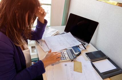 失業保険の「会社都合」は制度上は特定受給資格者。倒産・解雇・退職勧奨など17の区分と、特定理由離職者の範囲、懲戒解雇と定年退職の扱い、離職票の理由が違うときの対処まで確認