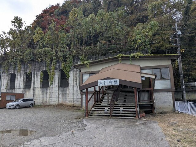 富山県の駅で目撃した「ホームがある場所」に強烈な違和感　「なぜこんな場所に？」と思わず目を疑ってしまう