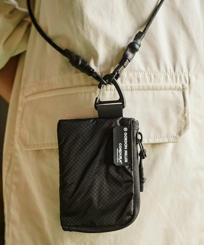 本体には頑丈な三角カラビナが標準装備されています