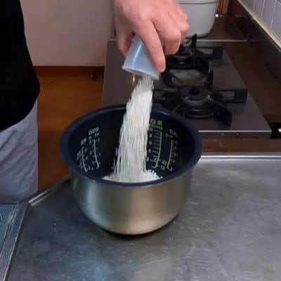 「絶対美味しいやつ！」父ちゃんが作る【中華おこわ弁当】焼き色の綺麗な餃子も入れてまさに完璧！コメント欄には「素晴らしい」の声