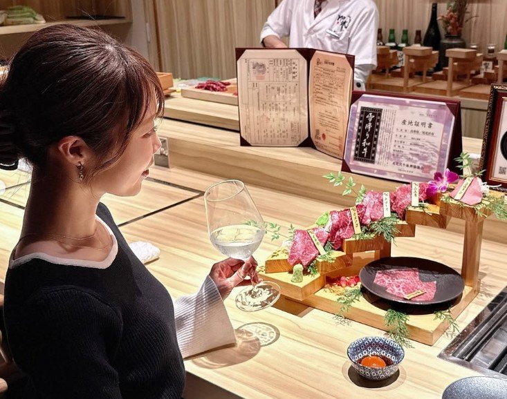 【大阪・西心斎橋】隠れ家焼肉の5000円コースに注目！「お肉の階段や」「まるで芸術品のよう」と反響