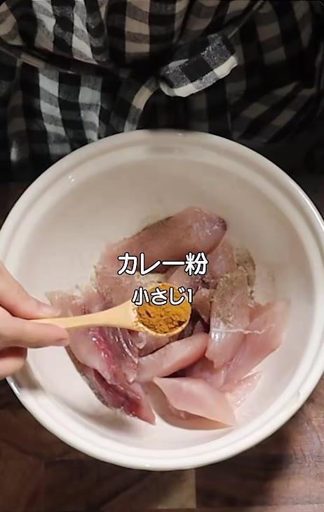【シイラのカレー揚げ弁当】4切れのシイラがカレー色の焼き揚げに。納豆かき揚げも詰まって、ご飯がすすみそう！