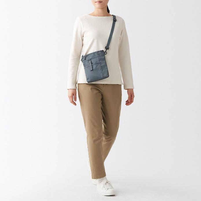 出所：無印良品 ネットストア 撥水 ペン差し付きショルダーバッグ