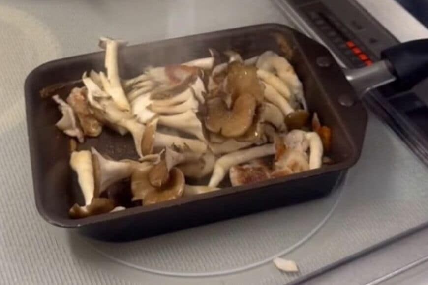 2児の母が夫に作る「豚ときのこのオイマヨ炒め弁当」　ギュウギュウに詰められた一品が最高すぎる…