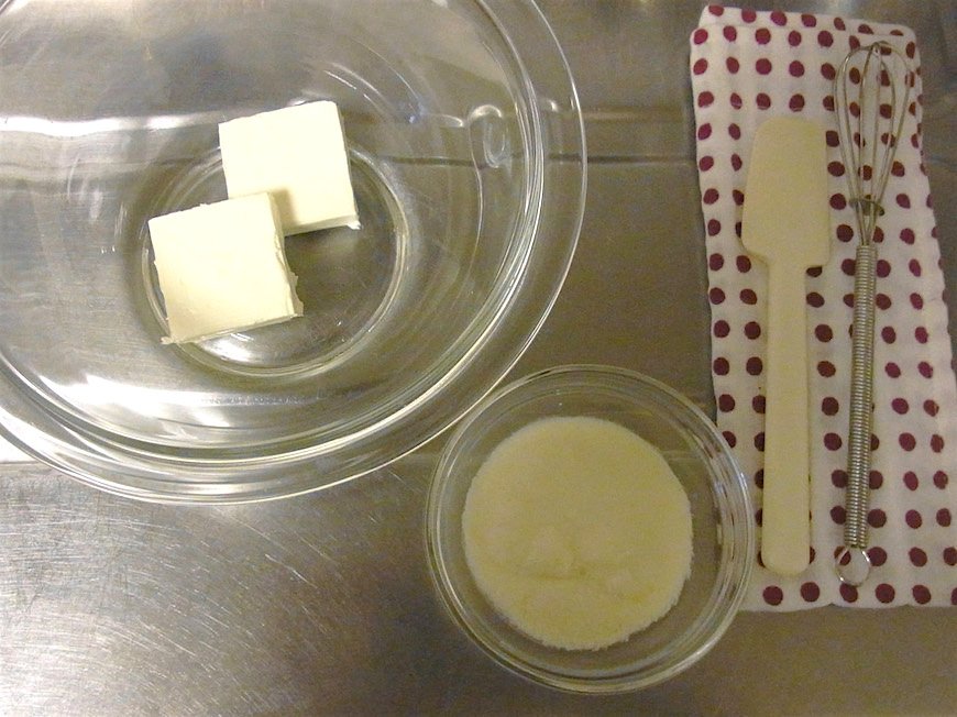 クリームチーズは耐熱容器に入れて、電子レンジで様子を見ながら10秒ずつ加熱する。