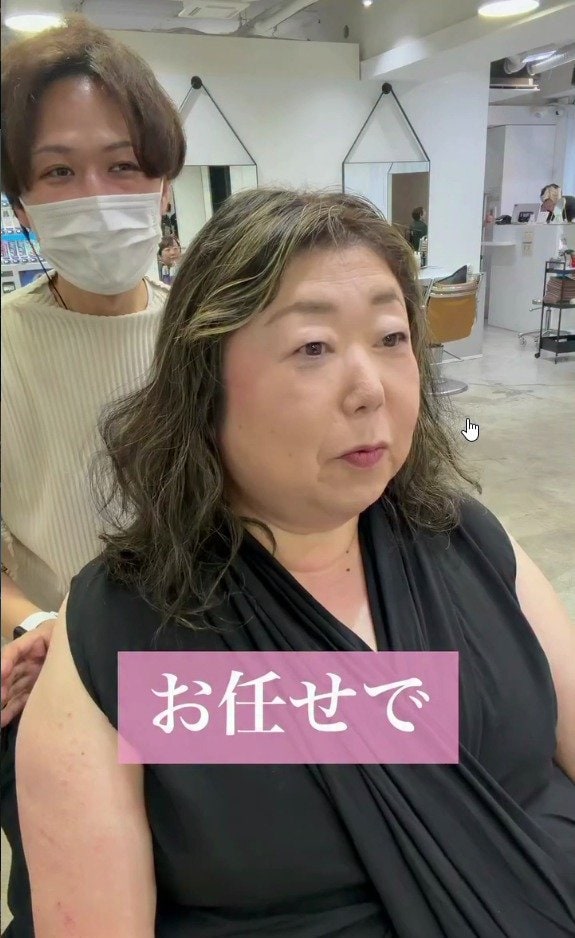 美容師にお任せをした女性　カットで丸みのあるミディアムにスタイルチェンジ「すごく似合ってる」