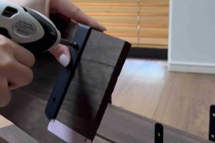 【簡単DIY】なにもない壁が「理想の本棚」に大変身！貼り替えたばかりの壁にウォールシェルフでおしゃれスペースが完成