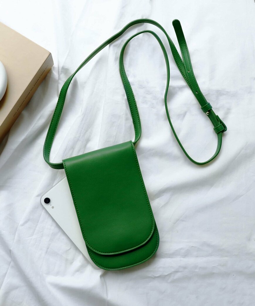 出所：3COINS ラウンドフラップショルダーバッグ