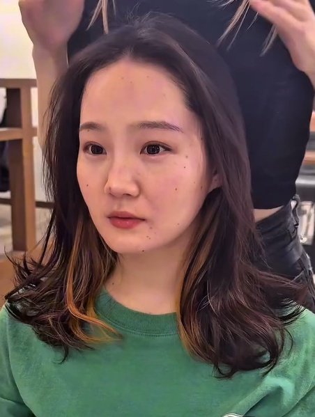 「面長でおでこが広い…」と悩む女性　前髪を作って大変身！「すごぉい」と笑顔に