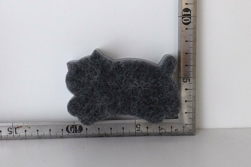 筆者撮影（セリア、ペタッと貼れるシンクスポンジ (POCHA NEKO)）