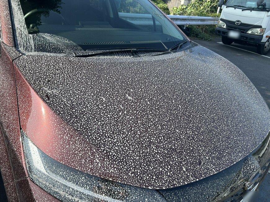 車全体にびっしり降り積もった火山灰