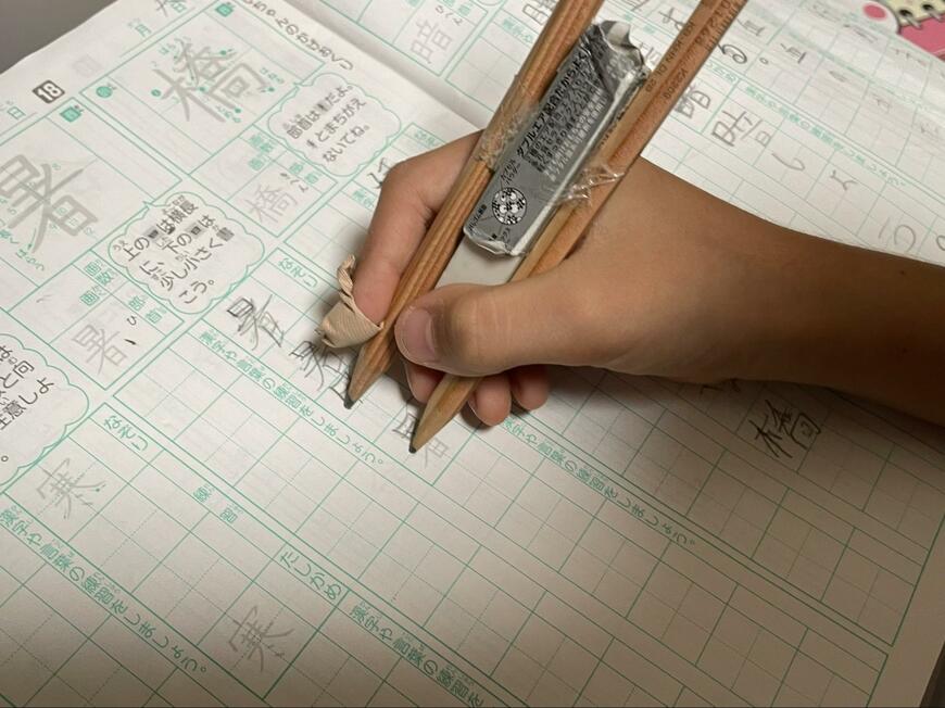 漢字練習をする小学生