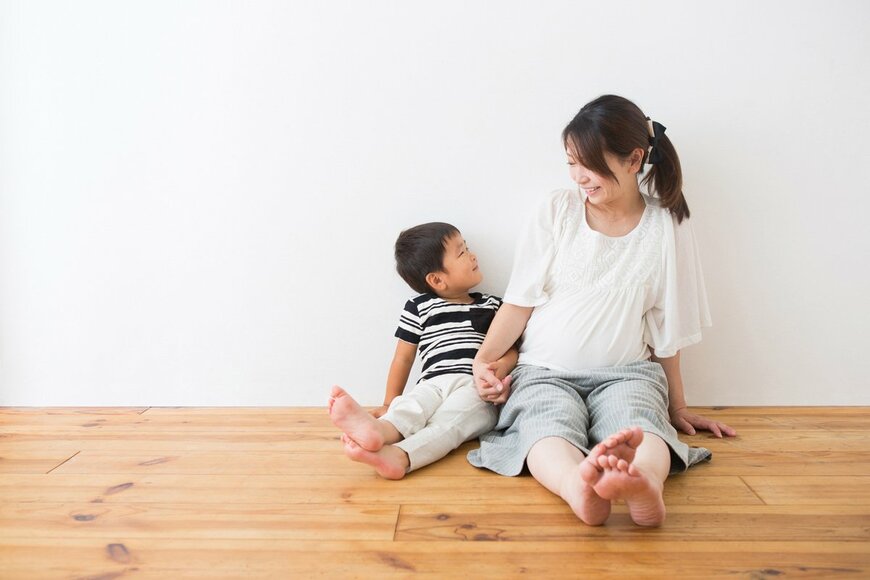 床に座る親子の写真