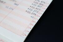 70歳代「平均貯蓄額と年金収入」はいくらか。年金だけで生活できる人は44％のみ