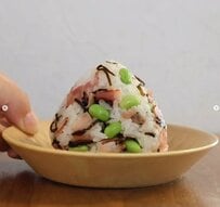 【枝豆とベーコンと塩こんぶのおにぎり】食感+旨味+旨味！歯ごたえの枝豆と旨味のベーコンと塩こんぶの組み合わせおにぎり