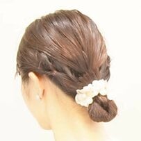 【くるりんぱで作る】簡単で崩れにくい！ヘアゴムで結ぶだけの「お団子ヘアアレンジ」 こなれ感のある大人のまとめ髪