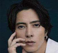 山下智久 冬の日常ショットが映画のワンシーン！「オーラ凄い」「実在するのか疑うレベル」「偶然にすれ違いたい」と驚きの声