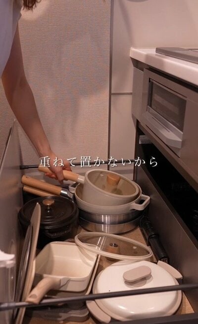 重ねて置かれた鍋やフライパン、蓋。下のものが取り出しにくいのが悩みの種