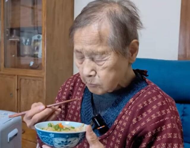 【94歳長寿飯】きのえおばあちゃんの“具沢山炊き込みご飯”に反響→「今までで一番おいしい！」と孫も絶賛