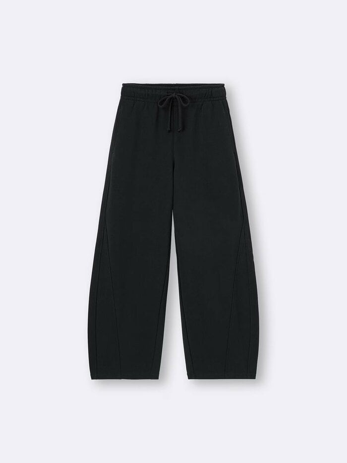 カラーは定番で着回しやすい「BLACK」など4色