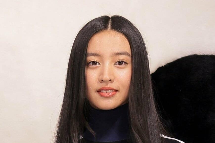 Kōki, ”9等身”スタイルで着こなすオフコーデにSNS大注目！ルイ・ヴィトンのバッグが映えるブラックスタイル