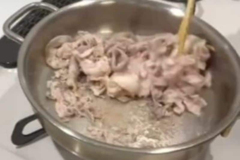 ごはんを真ん中に！家族のために作る2人分の「愛情弁当」は卵焼きにウインナーなど〈定番おかず〉を両サイドにギッシリ！