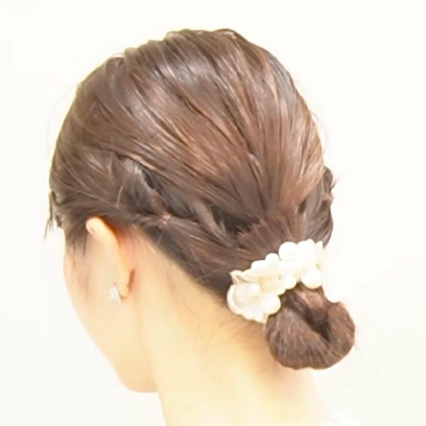【くるりんぱで作る】簡単で崩れにくい！ヘアゴムで結ぶだけの「お団子ヘアアレンジ」 こなれ感のある大人のまとめ髪