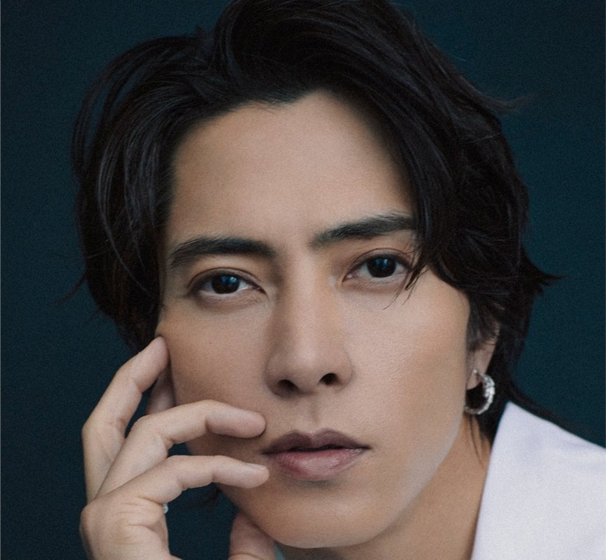 山下智久 冬の日常ショットが映画のワンシーン！「オーラ凄い」「実在するのか疑うレベル」「偶然にすれ違いたい」と驚きの声