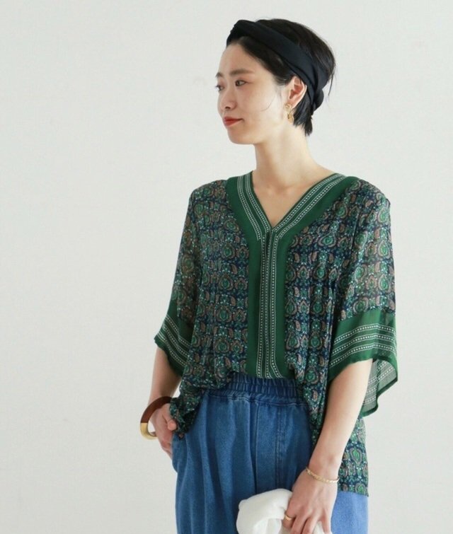 NUMBER 代官山 / NOMBRE IMPAIR - 更紗パネルプリント Vネックブラウス ¥11,880（税込）