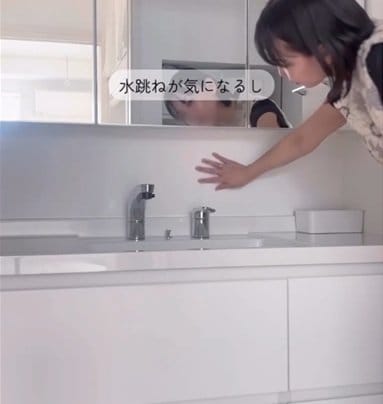 注文住宅の〈ド標準な洗面台〉→モザイクタイルシールを貼るだけDIYで〈北欧風のおしゃれ空間〉に雰囲気ガラリ！