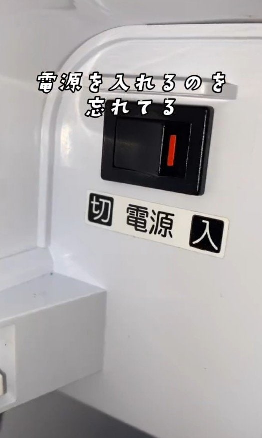 出所：@superhotel_official「スーパーホテルがお届けするホテルあるある部屋Ver.」