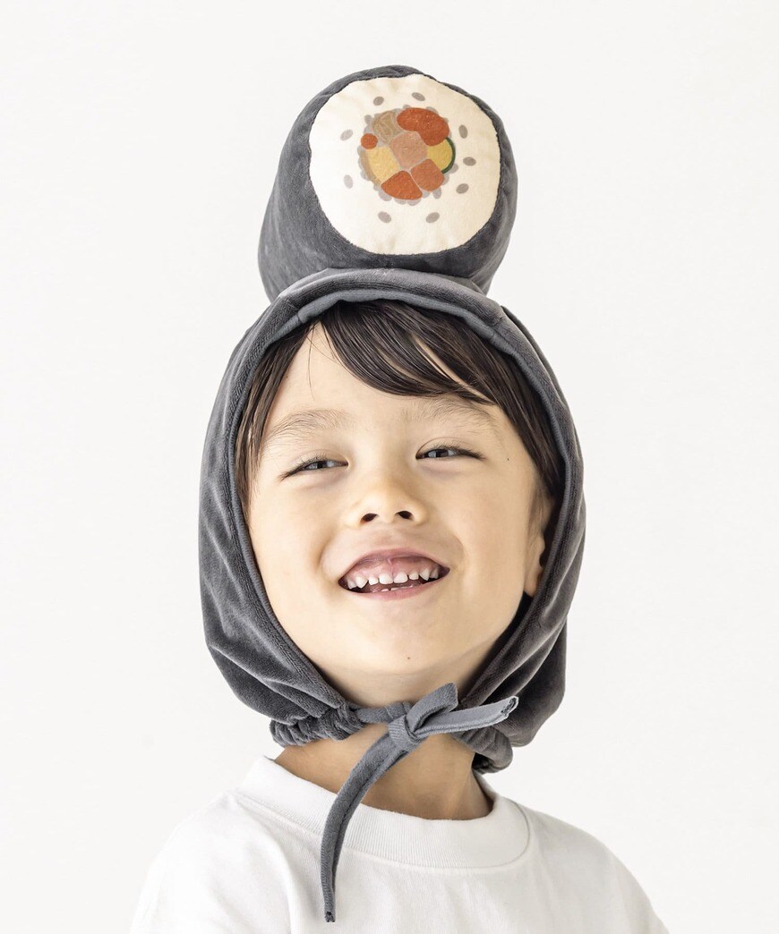 着用時は首元で紐を結びます。恵方巻きのかぶりもの（出所：3COINS公式 恵方巻きのかぶりもの）