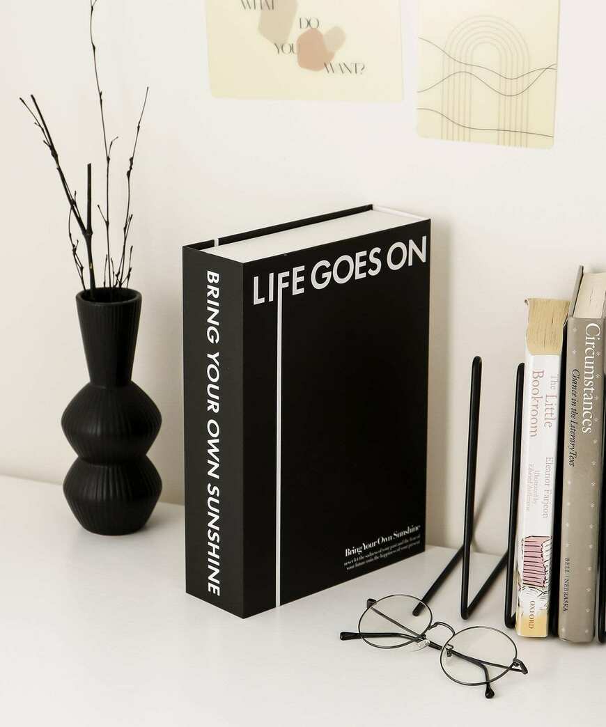 出所：パルグループ公式ファッション通販サイト 3COINS【&Black】BOOK型小物入れ：Sサイズ