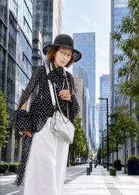 【75歳マダム】自作したリネンパンツで季節感を演出！モノクロコーデ“ドットブラウス”の着こなしに「かっこいい」「刺激を受ける」の声