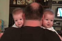 2016年から毎年撮影を続けた「双子を抱えるパパ」　10年後の光景に驚き「最後の年になるかも」